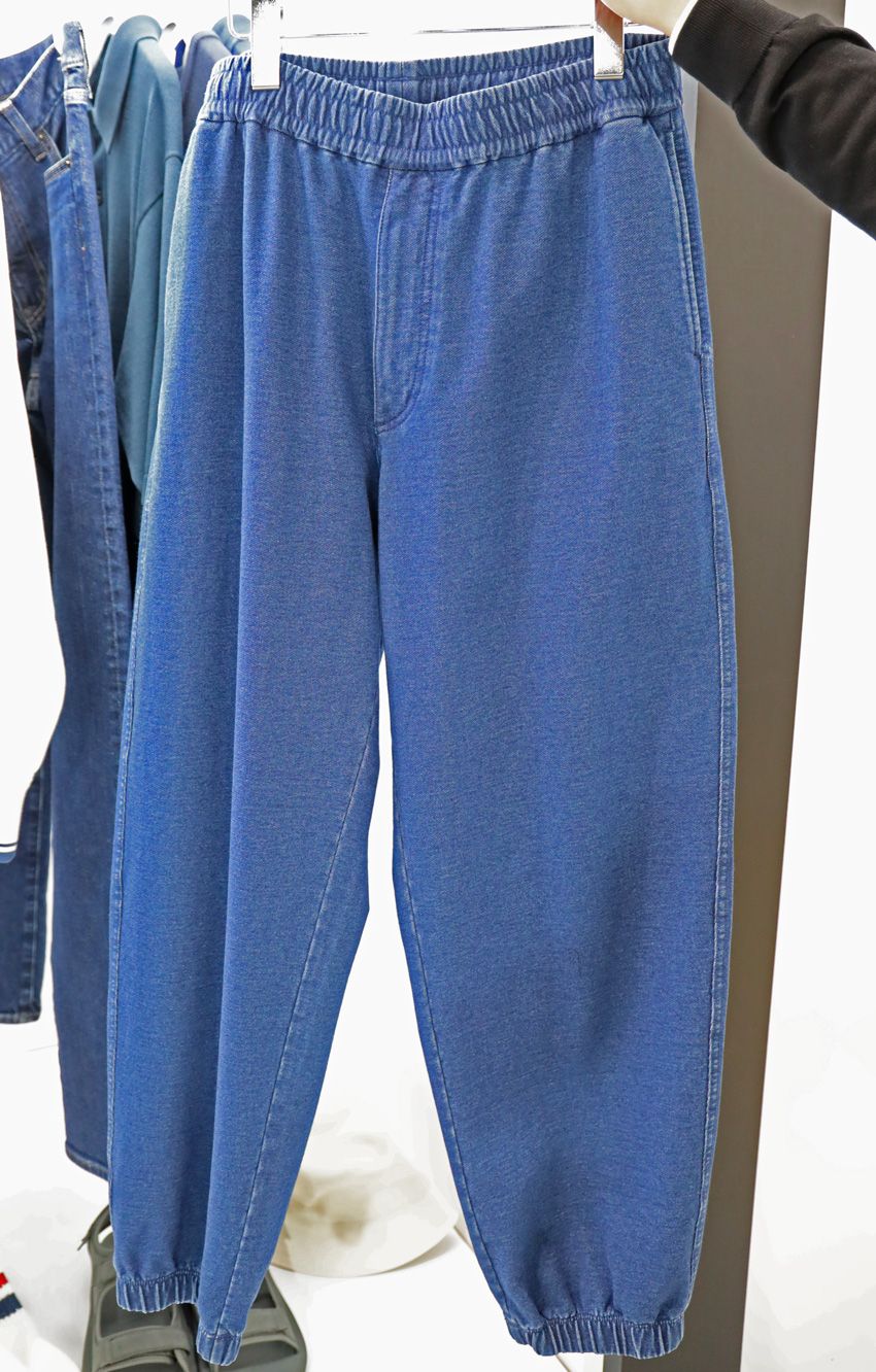 デニム風ジョガーパンツ、ワイドカーゴetc.「ユニクロ」の快適すぎる最新パンツ5本 - 3枚目の画像