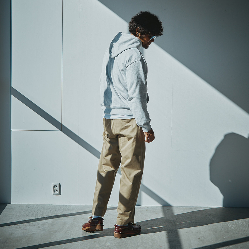 ブローダー×オーシャンズ」大人見えするきれいめチノ！ ベージュと