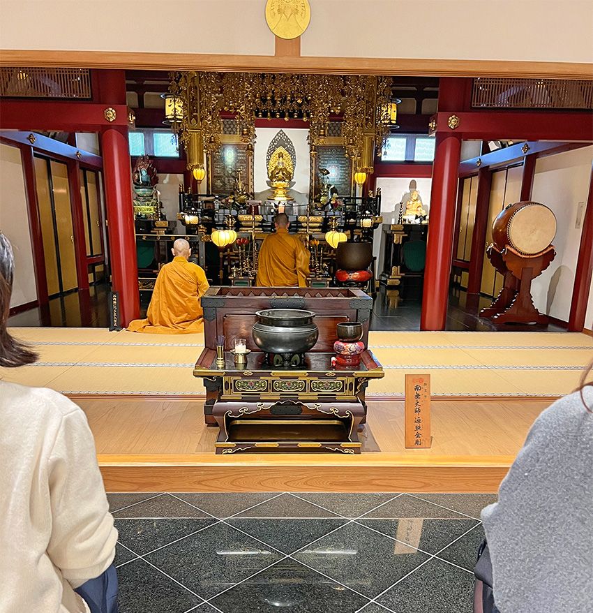 矢沢永吉ファンのお寺の看板娘は、1200年消えていない火に世界平和を祈っていた - 4枚目の画像