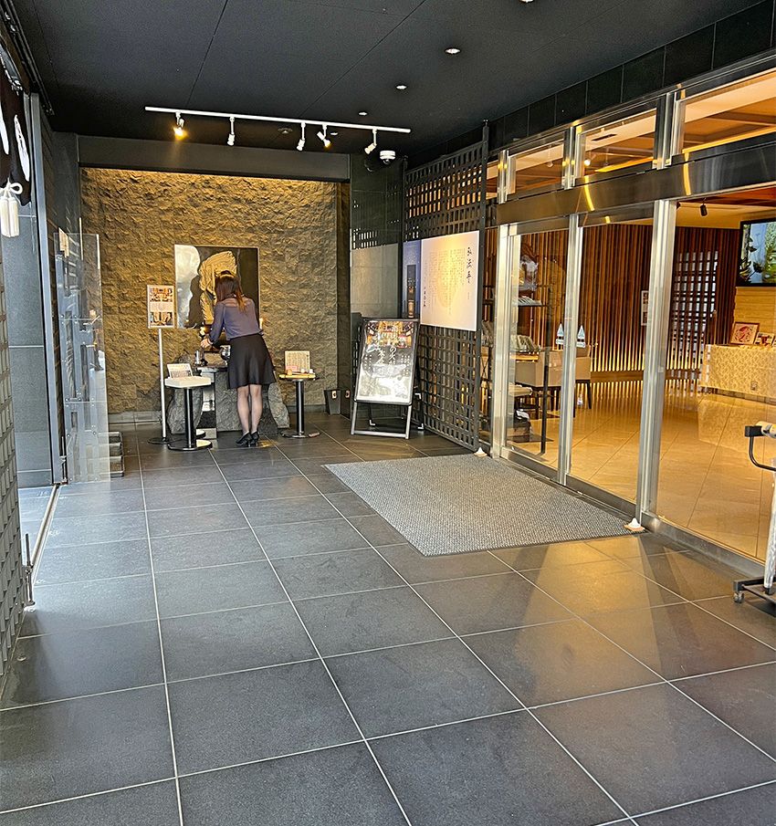 矢沢永吉ファンのお寺の看板娘は、1200年消えていない火に世界平和を祈っていた - 5枚目の画像