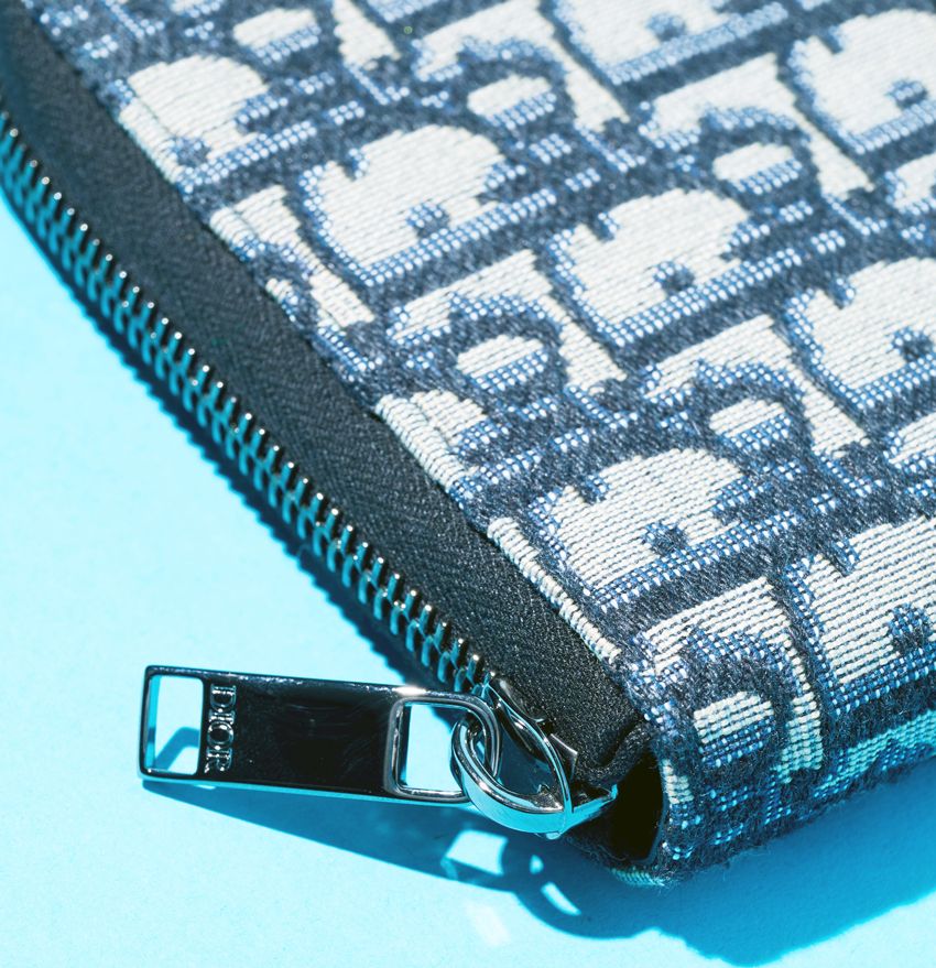 “財布はやっぱりモノトーン”な男たちは「ディオール」に注目！華やかで実用的な人気作4選 - 12枚目の画像