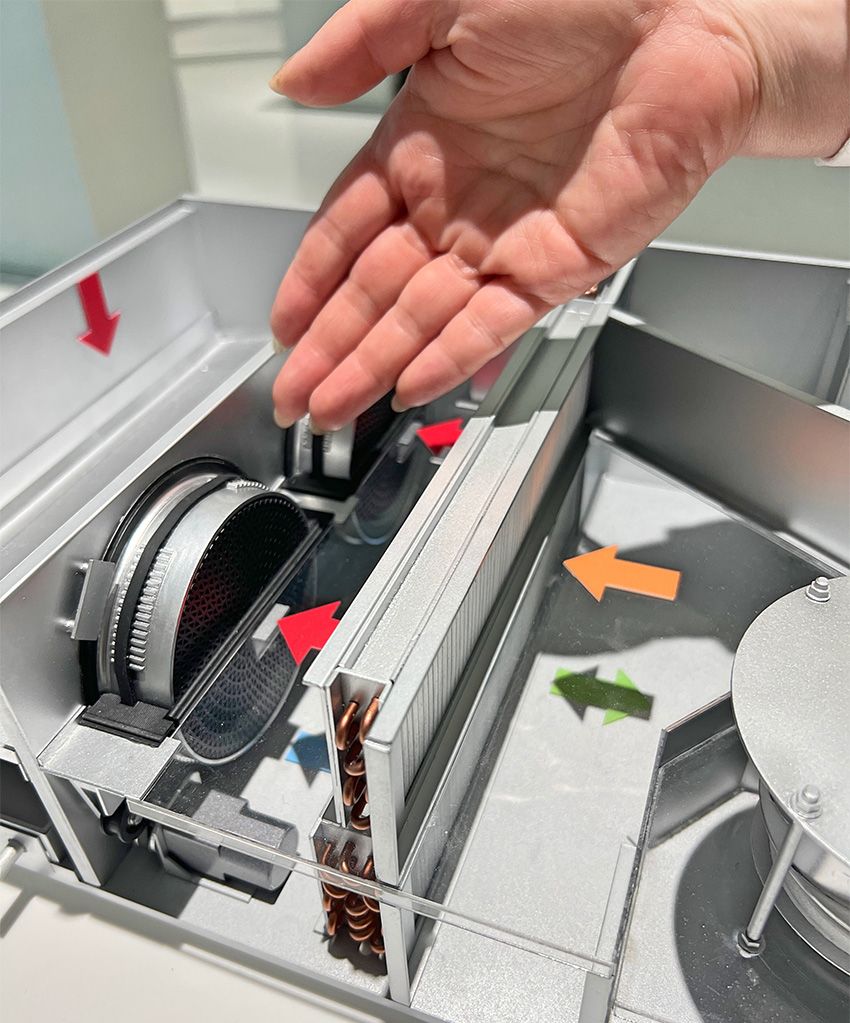 「日本特殊陶業って何の会社？」を丁寧に解説する看板娘が、抽象画の個展を開いていた - 14枚目の画像