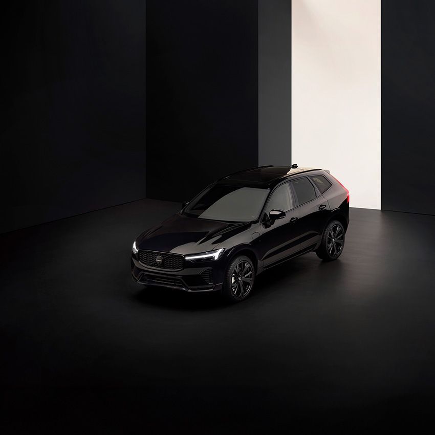 ボルボのSUV「XC60 Recharge」にオールブラックの限定車。ロゴまで黒で統一したPHEVの全貌 - 2枚目の画像