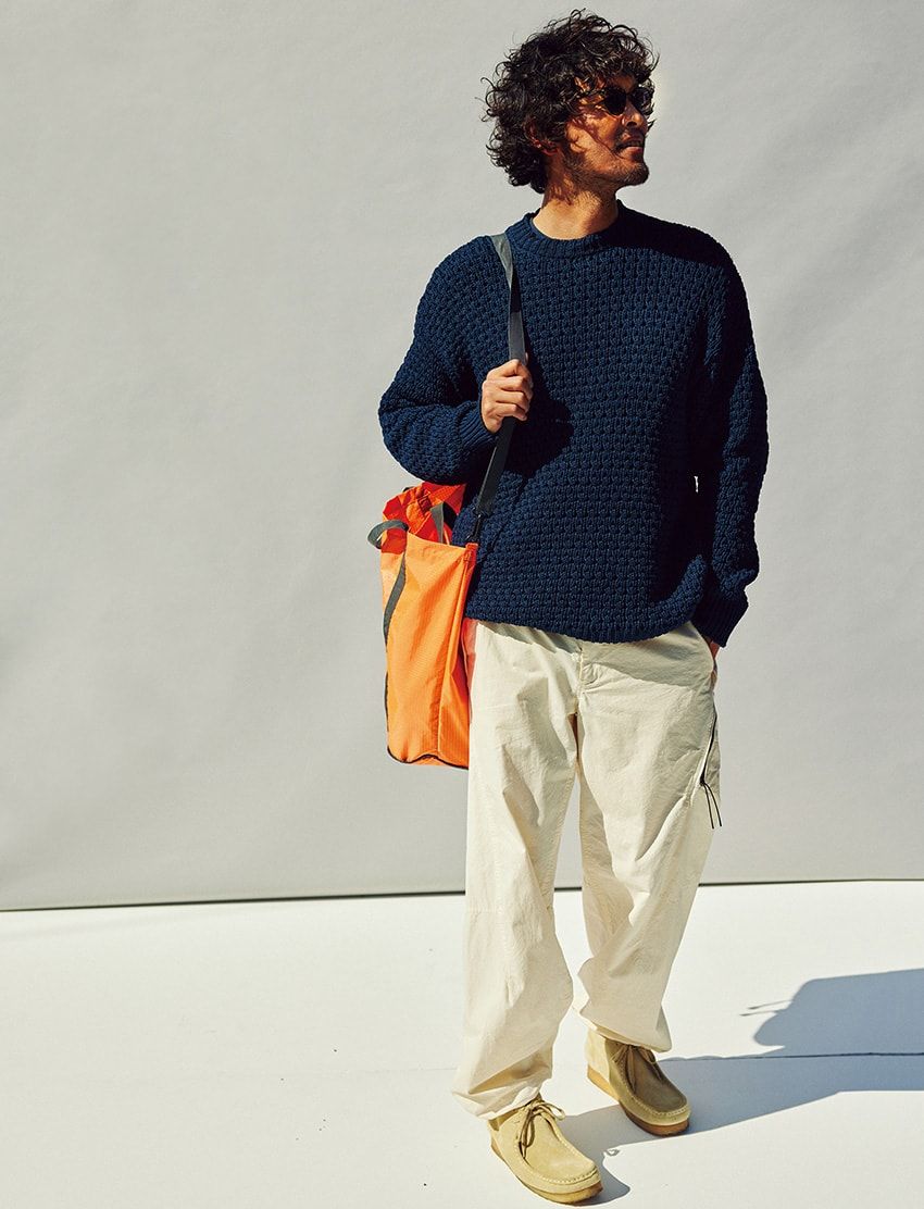 清潔感の“白”か、大人の“黒”か。ネイビーを楽しむカラーコーデ術 - 2枚目の画像