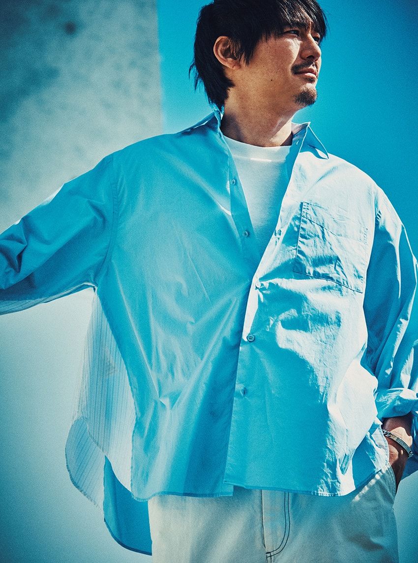 「プラダ」と「MM6」の個性派シャツでスタイリング。冒険の相棒はやっぱり“青” - 1枚目の画像