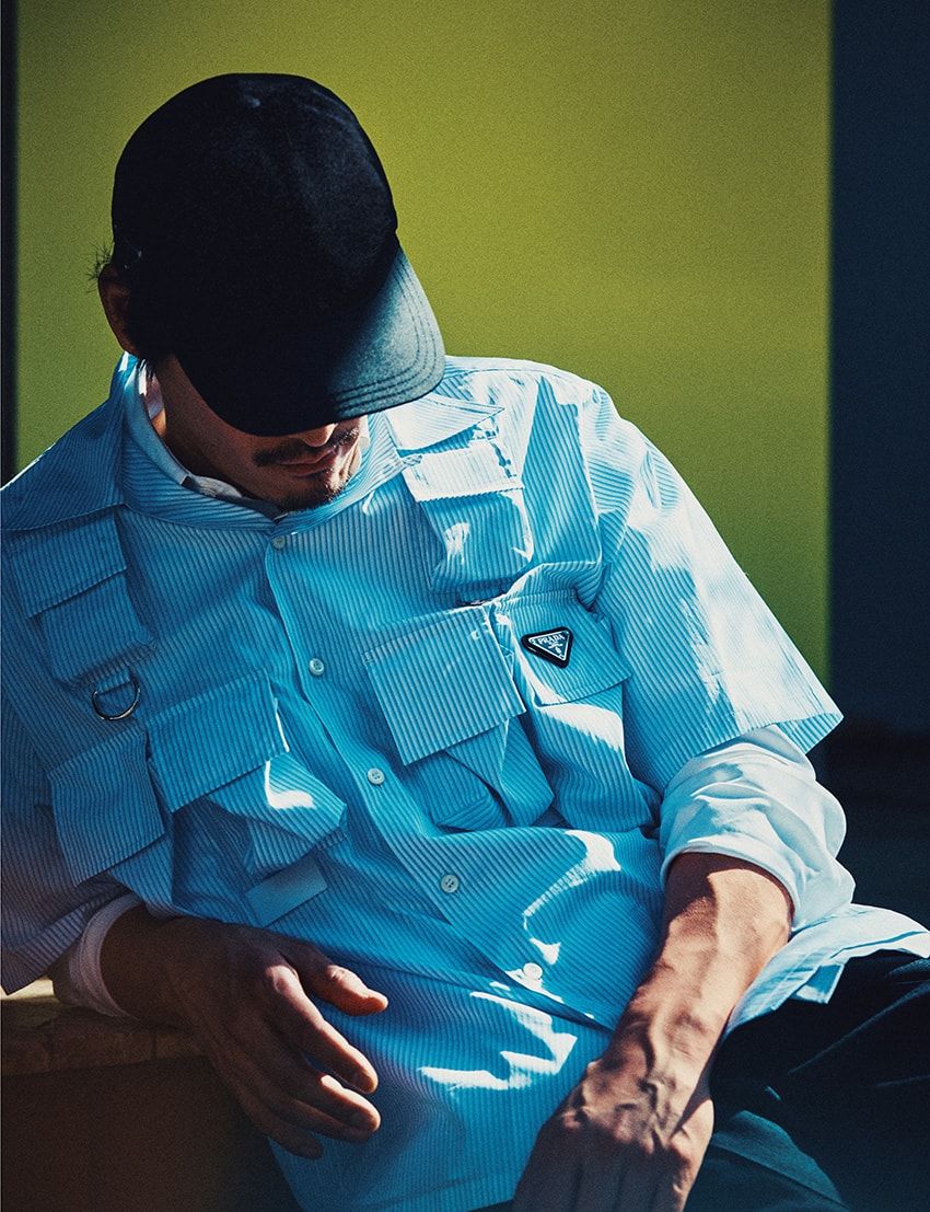 「プラダ」と「MM6」の個性派シャツでスタイリング。冒険の相棒はやっぱり“青” - 3枚目の画像