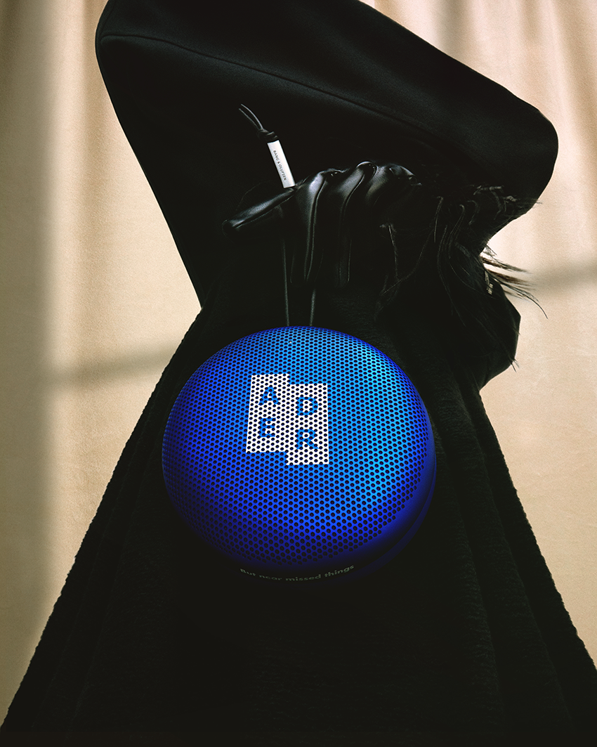 バング＆オルフセンの人気スピーカーをアーダーエラーが“青”で！バッグとスタンドも付属 - 2枚目の画像