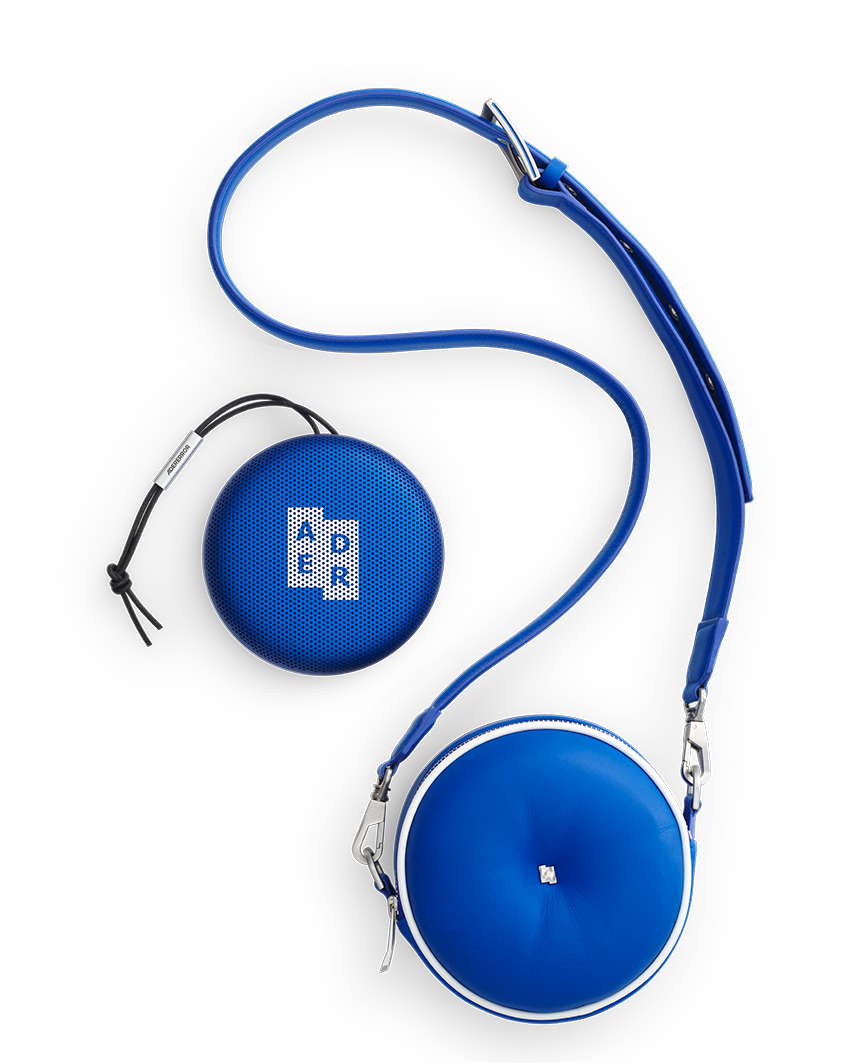 バング＆オルフセンの人気スピーカーをアーダーエラーが“青”で！バッグとスタンドも付属 - 5枚目の画像