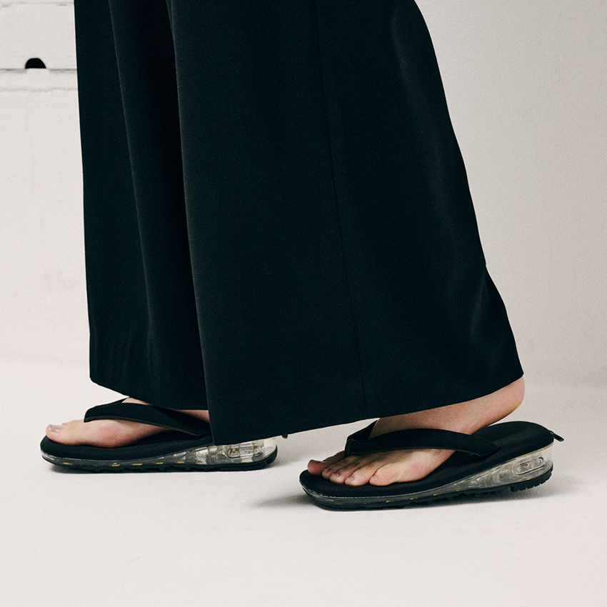 スニーカーと雪駄を融合した「雲駄」をグラフペーパーがブラックのワントーンでアレンジ！ - 2枚目の画像