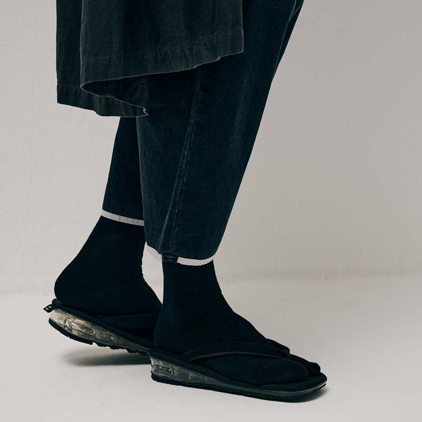 スニーカーと雪駄を融合した「雲駄」をグラフペーパーがブラックのワントーンでアレンジ！ - 4枚目の画像