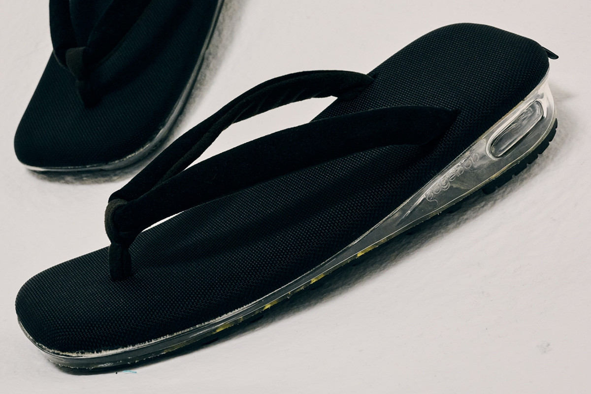 スニーカーと雪駄を融合した「雲駄」をグラフペーパーがブラックの