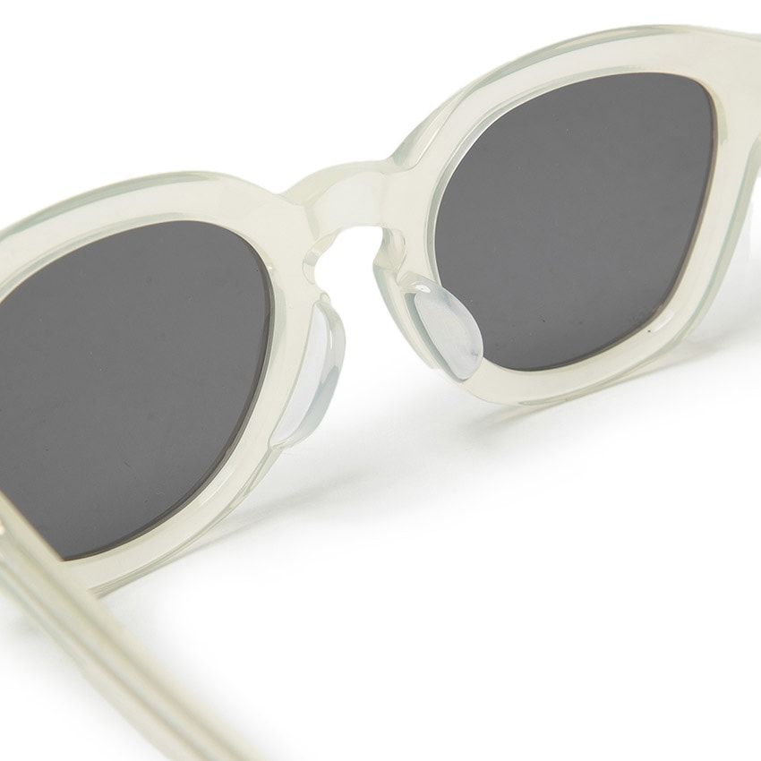 アヤメとレモンサワー。カバーコードが別注した粋なサングラスはフレームがスカッと清涼 - 13枚目の画像