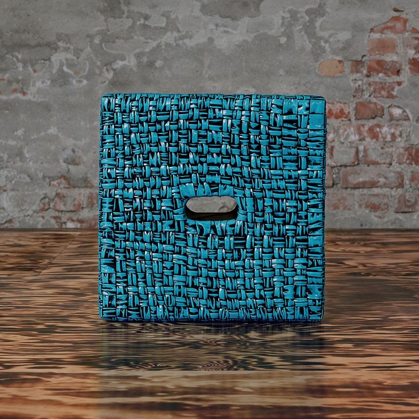 コルビュジエの名作スツール「カバノン」が山積みに！ボッテガ・ヴェネタ仕様になった傑作が販売中 - 16枚目の画像