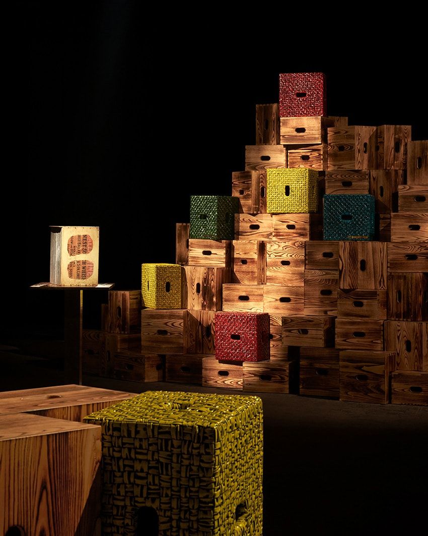 コルビュジエの名作スツール「カバノン」が山積みに！ボッテガ・ヴェネタ仕様になった傑作が販売中 - 14枚目の画像