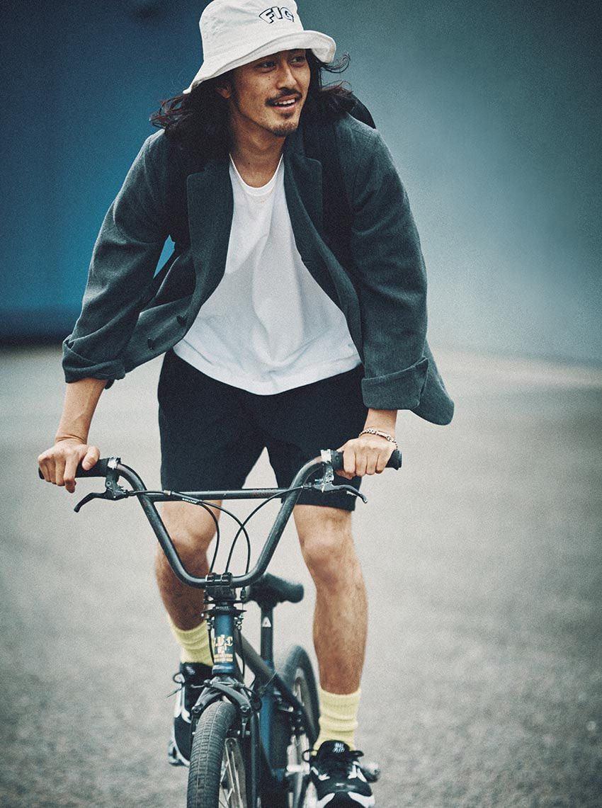 【モノトーンで着回し3スタイル】Tシャツ一枚では肌寒い時季の実用的なレイヤード術を披露 - 2枚目の画像