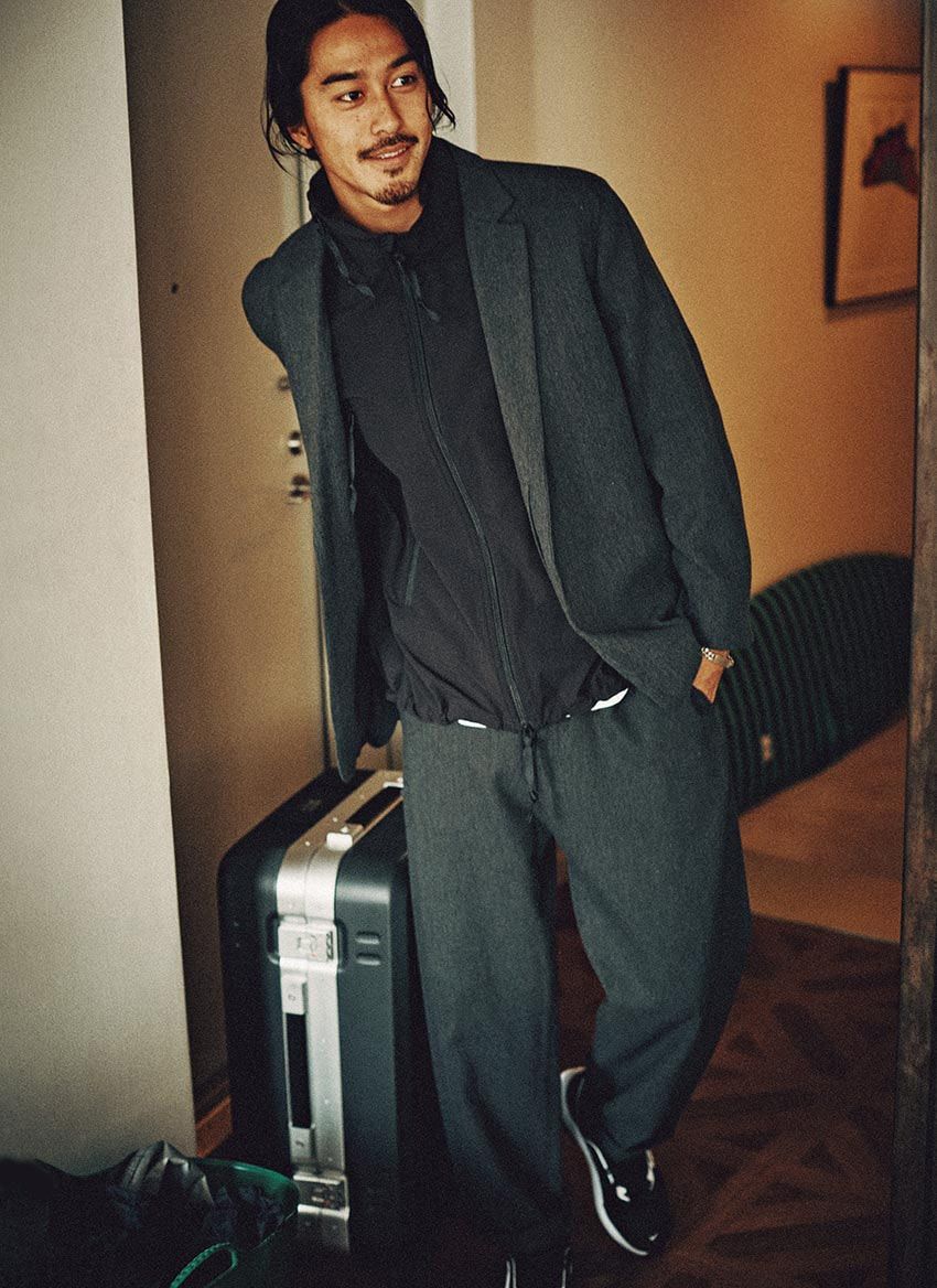 20度くらいの日のモノトーンコーデ。着回しのお助けは「ミレー」のシェルだった - 6枚目の画像