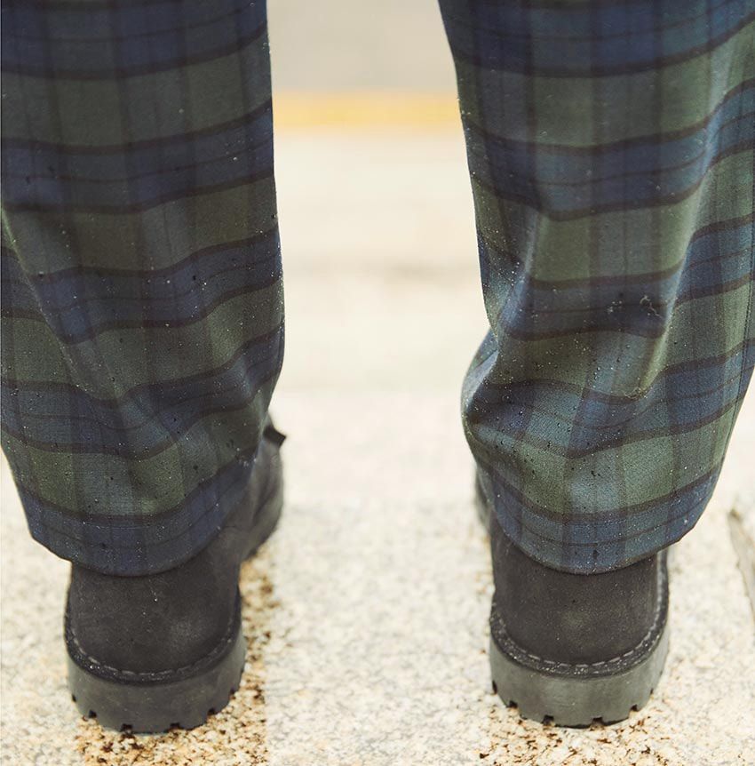 雨でも安心。スタイリスト宮島尊弘さん愛用のイージースラックスで、シャープな大人カジュアルを - 2枚目の画像