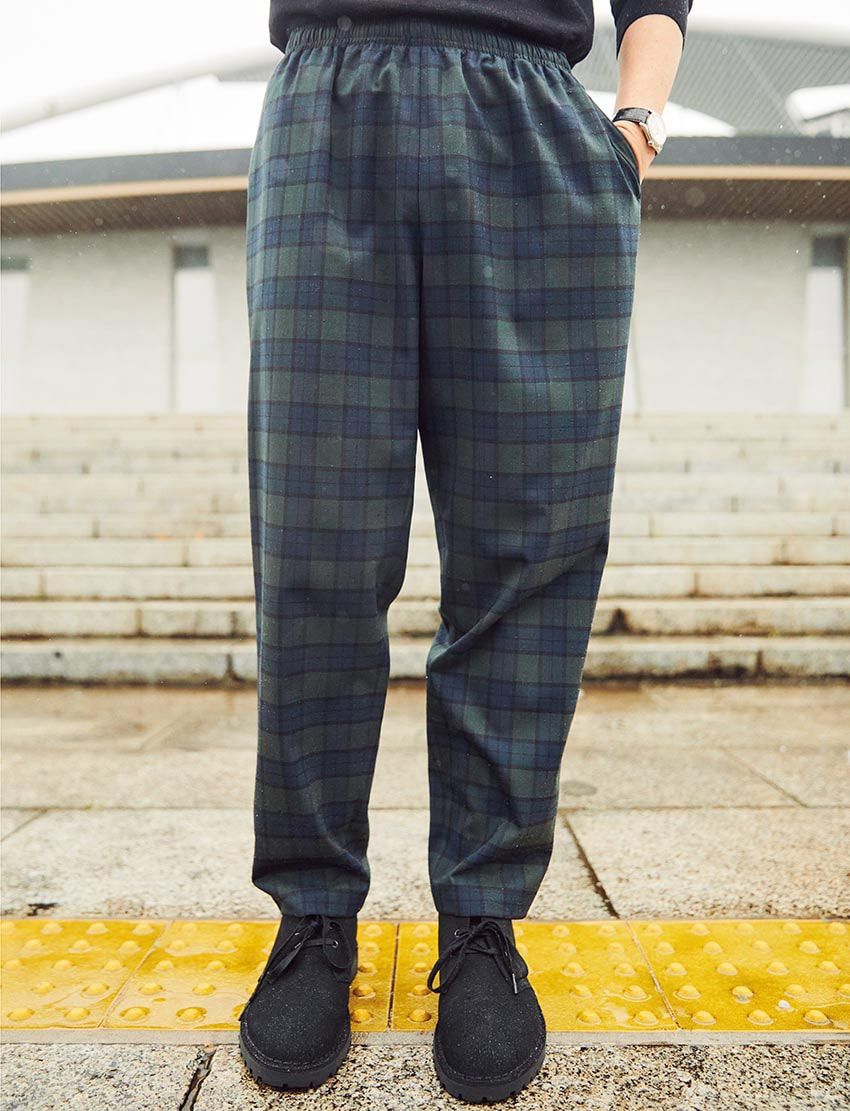 雨でも安心。スタイリスト宮島尊弘さん愛用のイージースラックスで、シャープな大人カジュアルを - 4枚目の画像