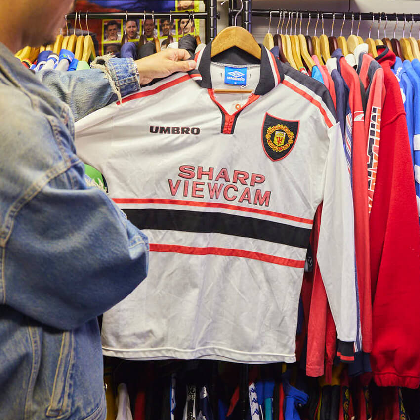 知る人ぞ知るサッカー古着専門店で鈴木真悟が大興奮！ 名選手のお宝