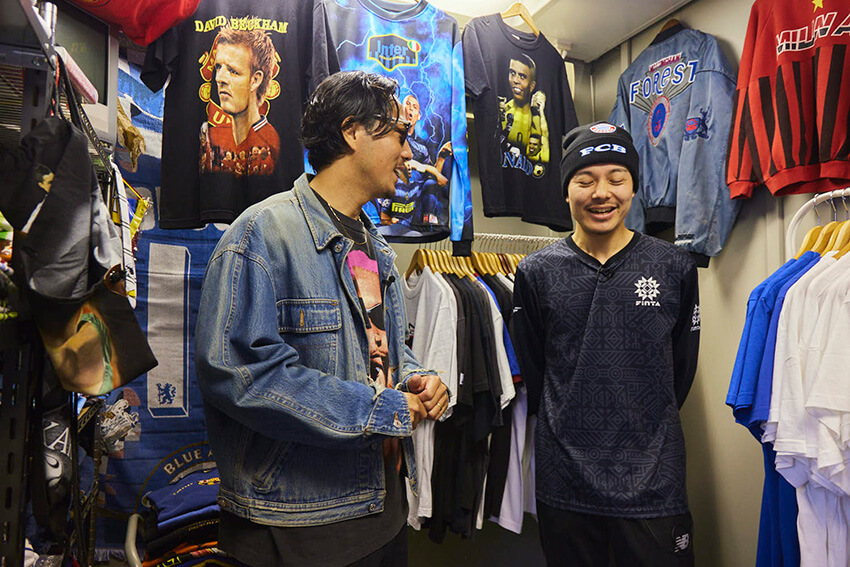 知る人ぞ知るサッカー古着専門店で鈴木真悟が大興奮！ 名選手のお宝