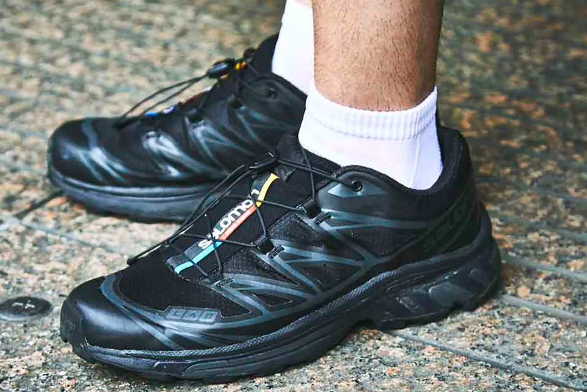 SALOMON ブラック スニーカー❣️24.5❣️BLACK❣️写真追加❣️ ストリートを「黒サロモン」が席巻中！ 20代、30代、40代の