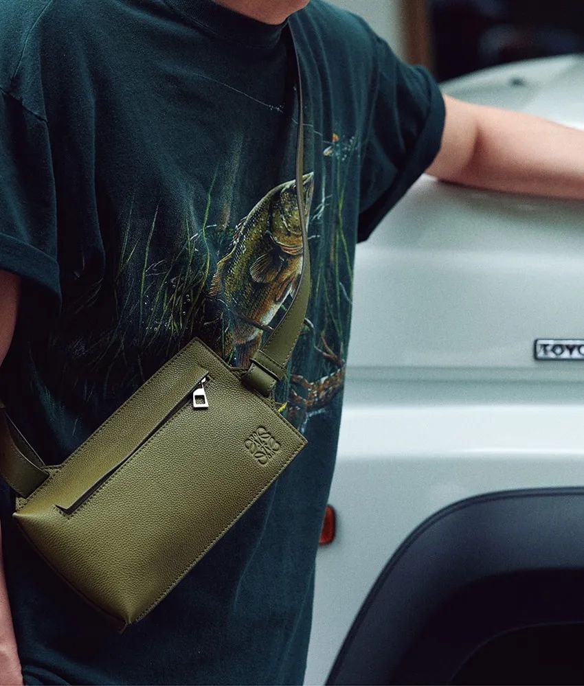 Tシャツに“＋1”で洒落る方法。ラグジュアリーなアクセを足すか、ベストを着るか。今シーズンの得策まとめ - 1枚目の画像