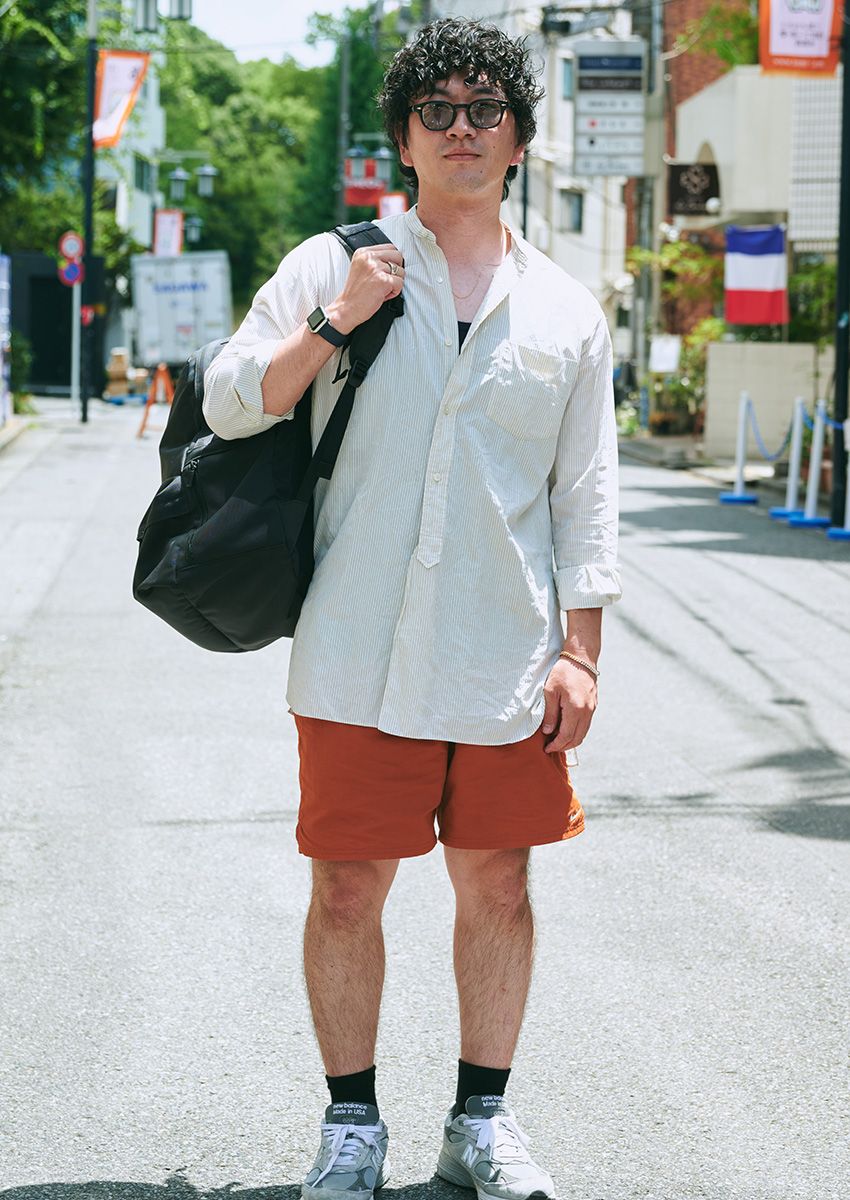 20代、30代、40代の白シャツスタイル。梅雨〜初夏の着こなし術をスナップで - 4枚目の画像