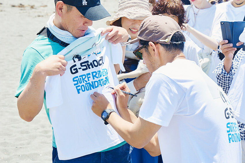 未使用 花井祐介 SURFRIDER FOUNDATION サインボード 大 花井祐介の 未使用 花井祐介 SURFRIDER FOUNDATION サインボード 大 花井祐介の