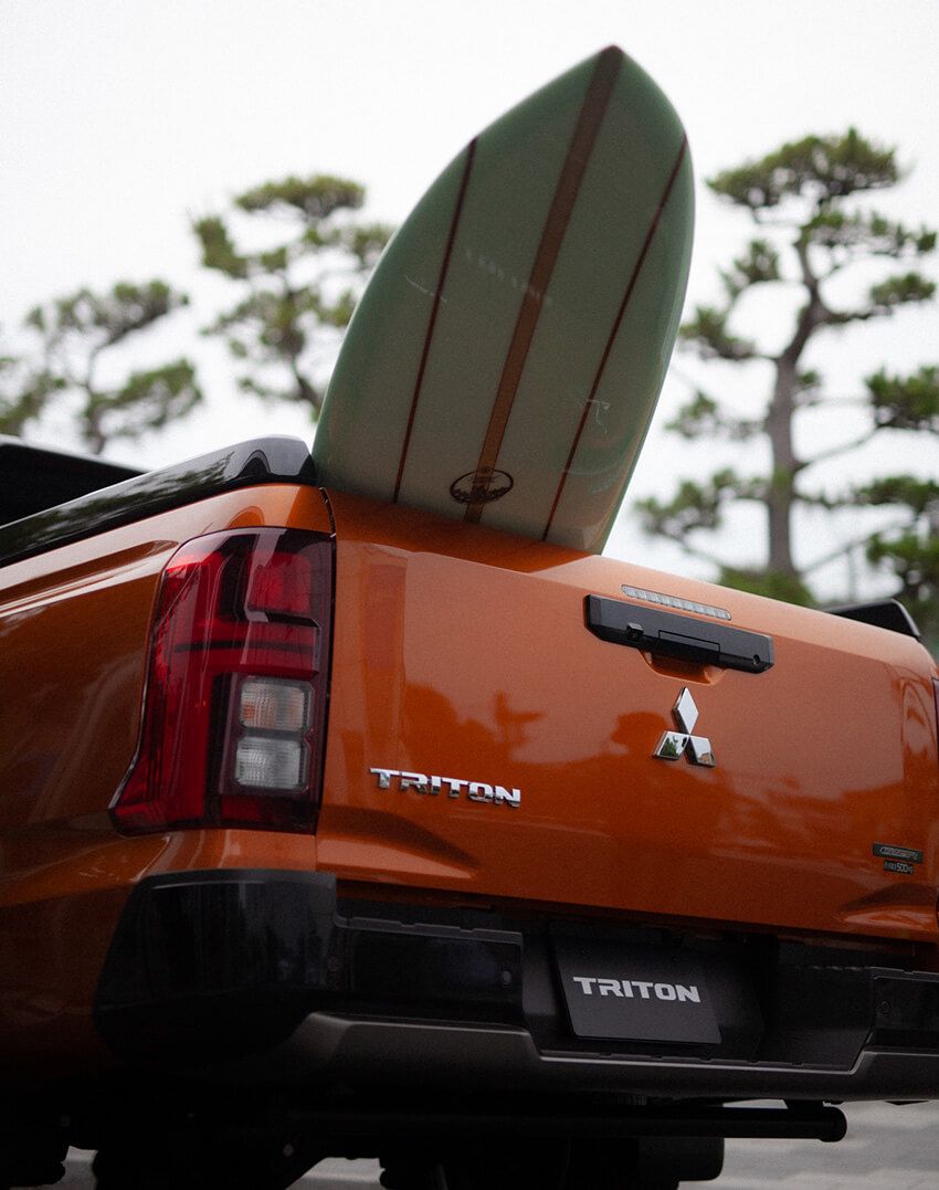 ’70年代の伝説的サーフ映画の上映にレジェンドたちが集結！出現したド派手な車の正体は？ - 2枚目の画像