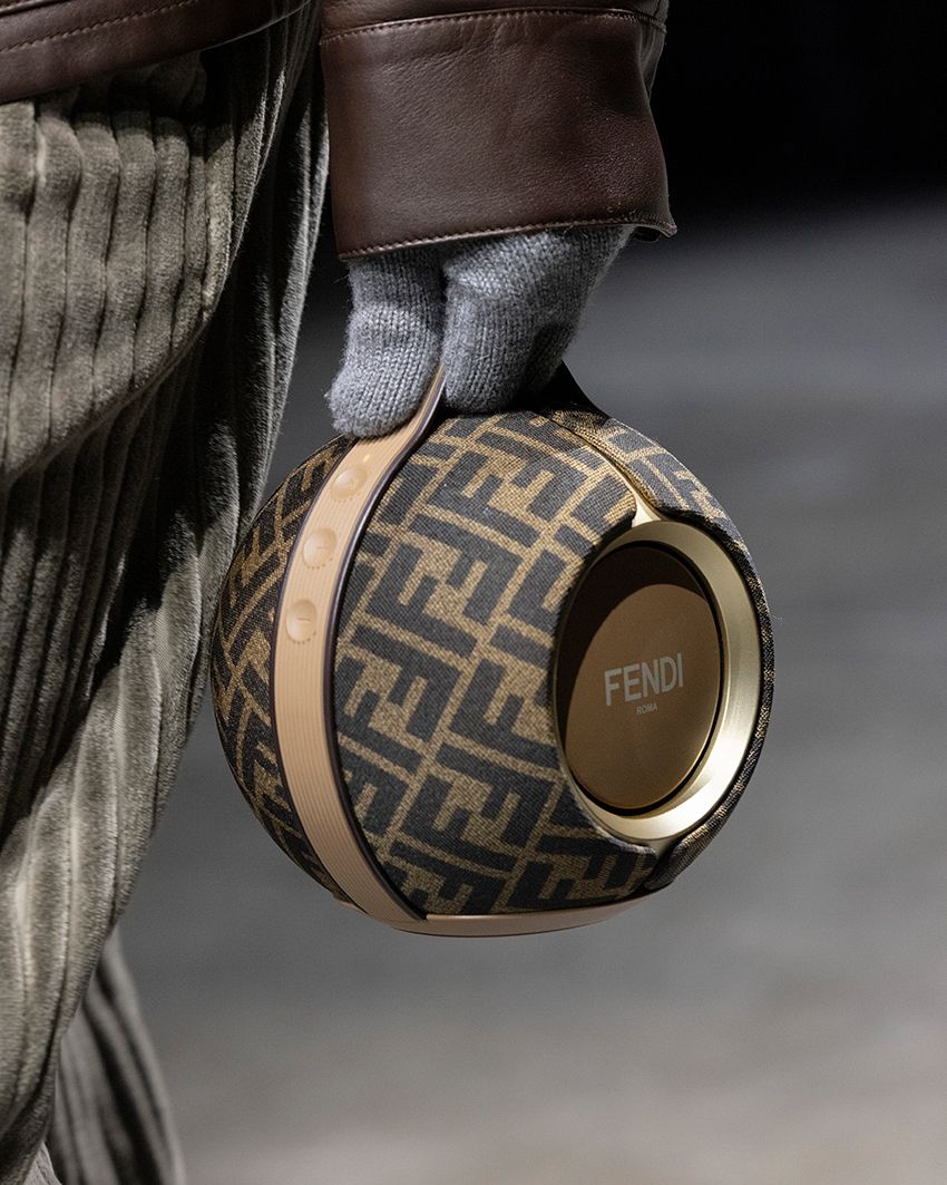 ｢フェンディ × デビアレ マニア｣“FFロゴ”を纏ったケース付きの限定ポータブルスピーカー！ - 3枚目の画像