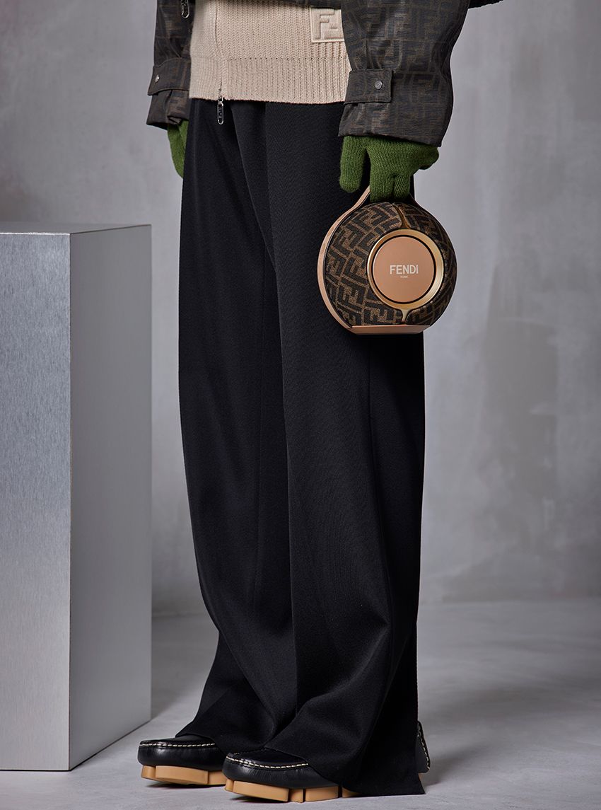 ｢フェンディ × デビアレ マニア｣“FFロゴ”を纏ったケース付きの限定ポータブルスピーカー！ - 2枚目の画像