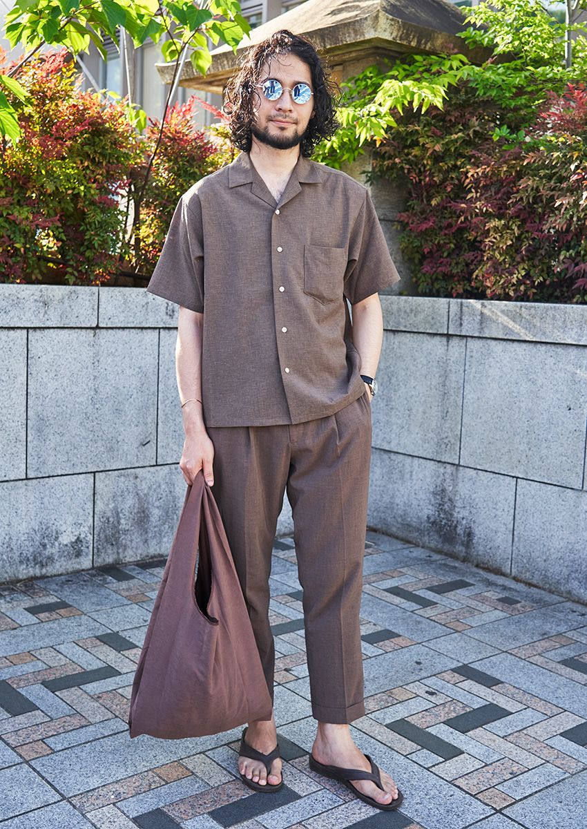 シャツ、パンツ=ともにアダムエロペ シューズ=ノーブランド 眼鏡=ジョンレノン バッグ=スタンダードプロダクツ 腕時計=ハミルトン