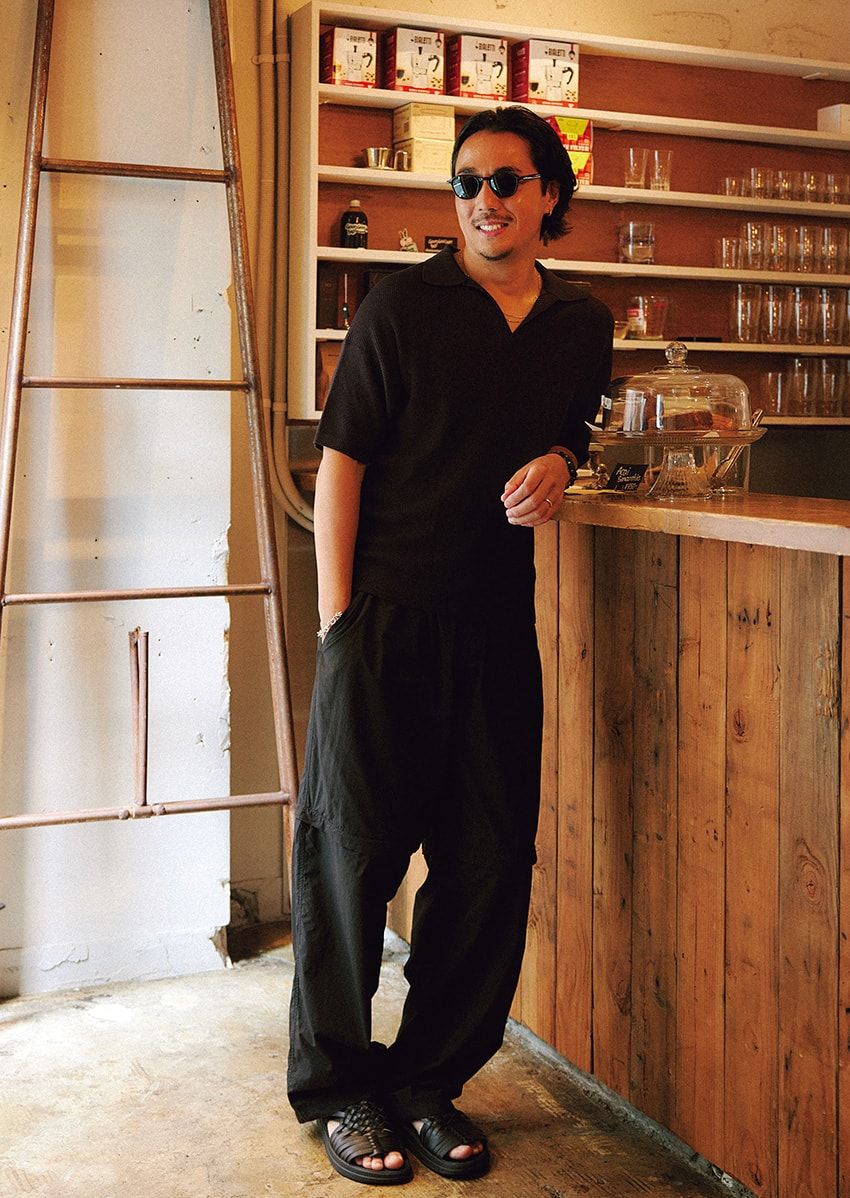 上品なニットポロは「脱力感満点」で着回しを。鈴木真悟さんのポロシャツ着こなしルール - 5枚目の画像