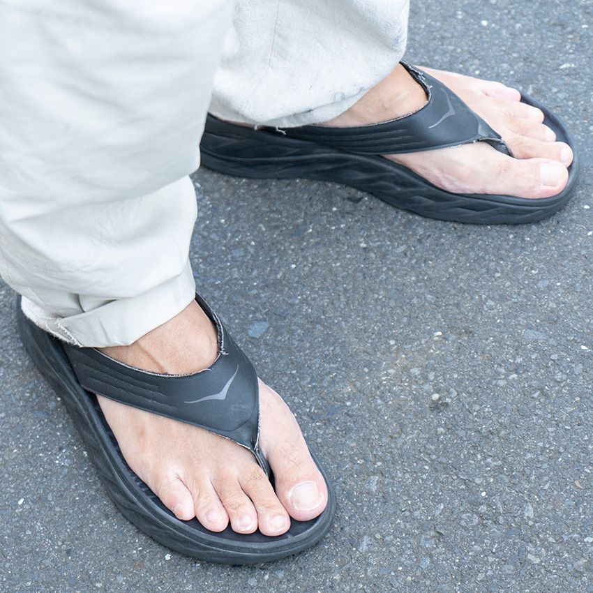 黒サンダルを愛用する7人のスナップ。モンベル、ホカ、スイコック……人気ブランドを紹介 - 10枚目の画像