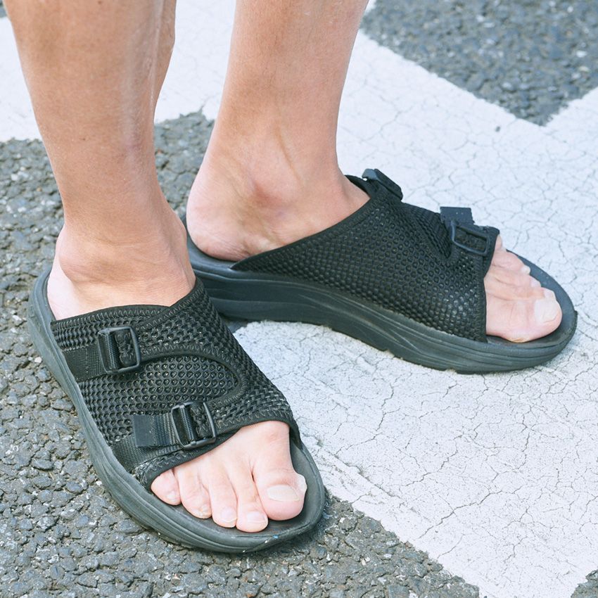 黒サンダルを愛用する7人のスナップ。モンベル、ホカ、スイコック……人気ブランドを紹介 - 14枚目の画像