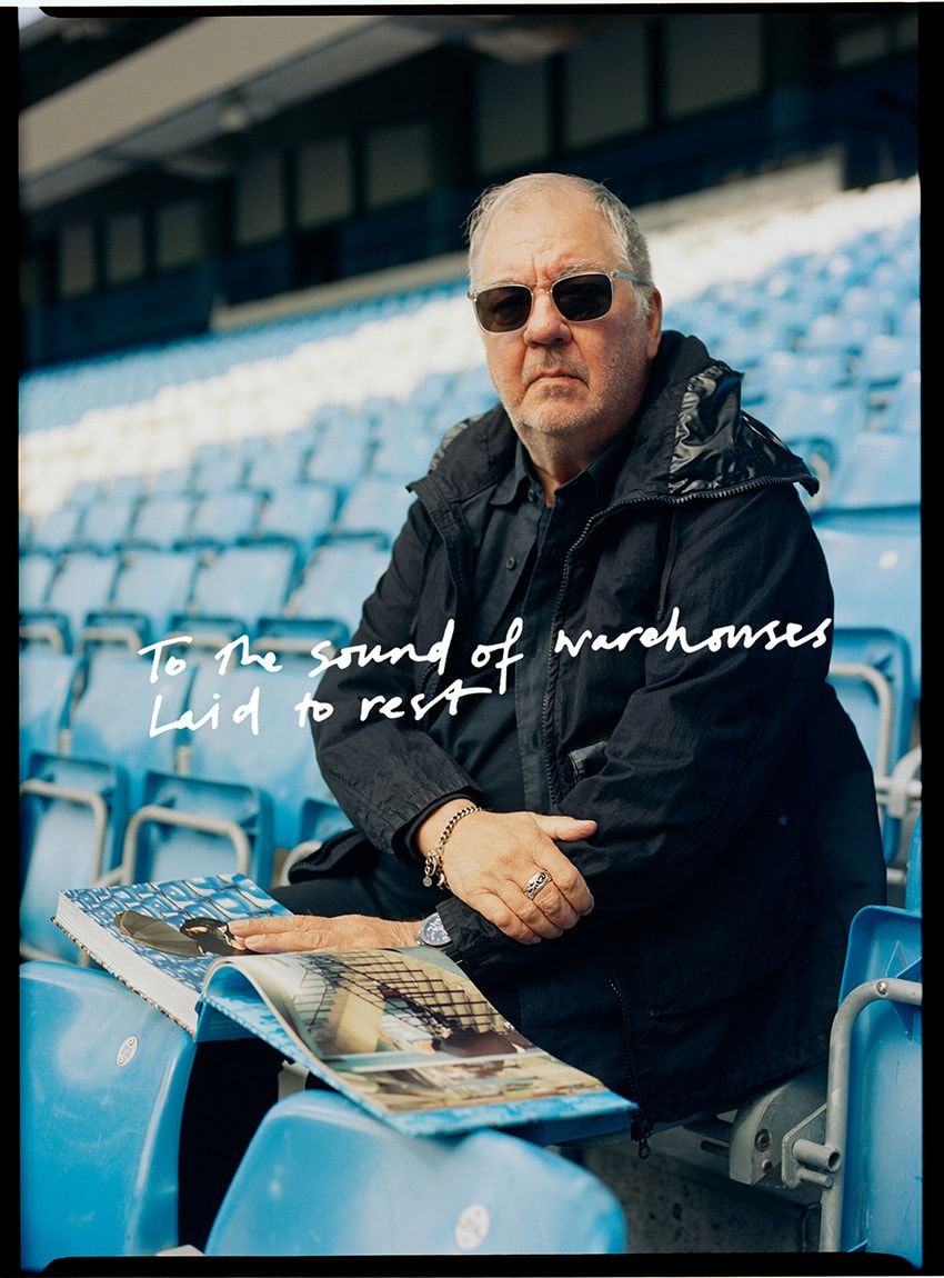 C.P.カンパニーがマンCとパートナーシップを締結！ゴーグルジャケットなどがライトブルーに - 2枚目の画像