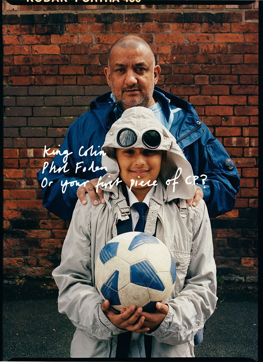 C.P.カンパニーがマンCとパートナーシップを締結！ゴーグルジャケットなどがライトブルーに - 4枚目の画像