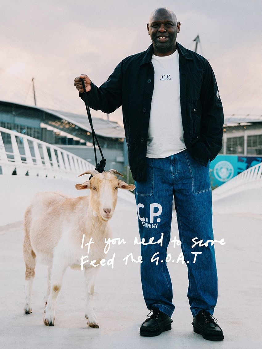 C.P.カンパニーがマンCとパートナーシップを締結！ゴーグルジャケットなどがライトブルーに - 5枚目の画像