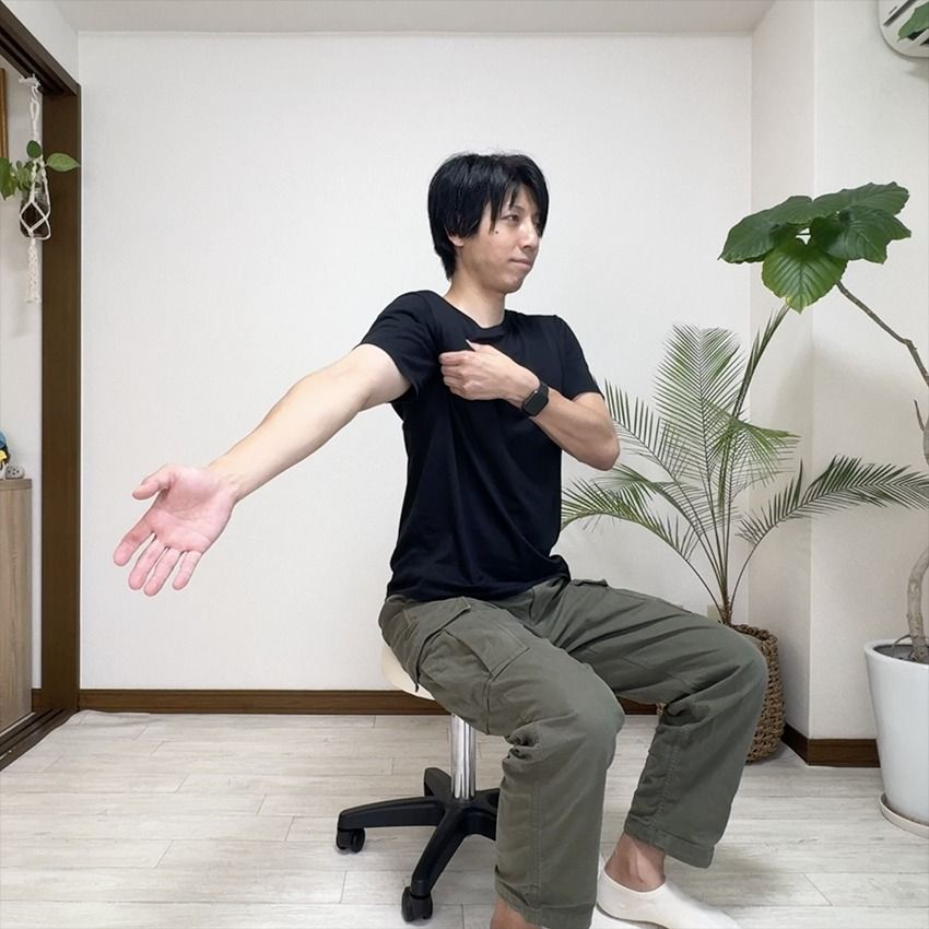 YouTube登録者数50万人超えの整体師・とも先生が伝授！ 毎日1分でいいカラダになれる“巻き肩改善ストレッチ” - 12枚目の画像