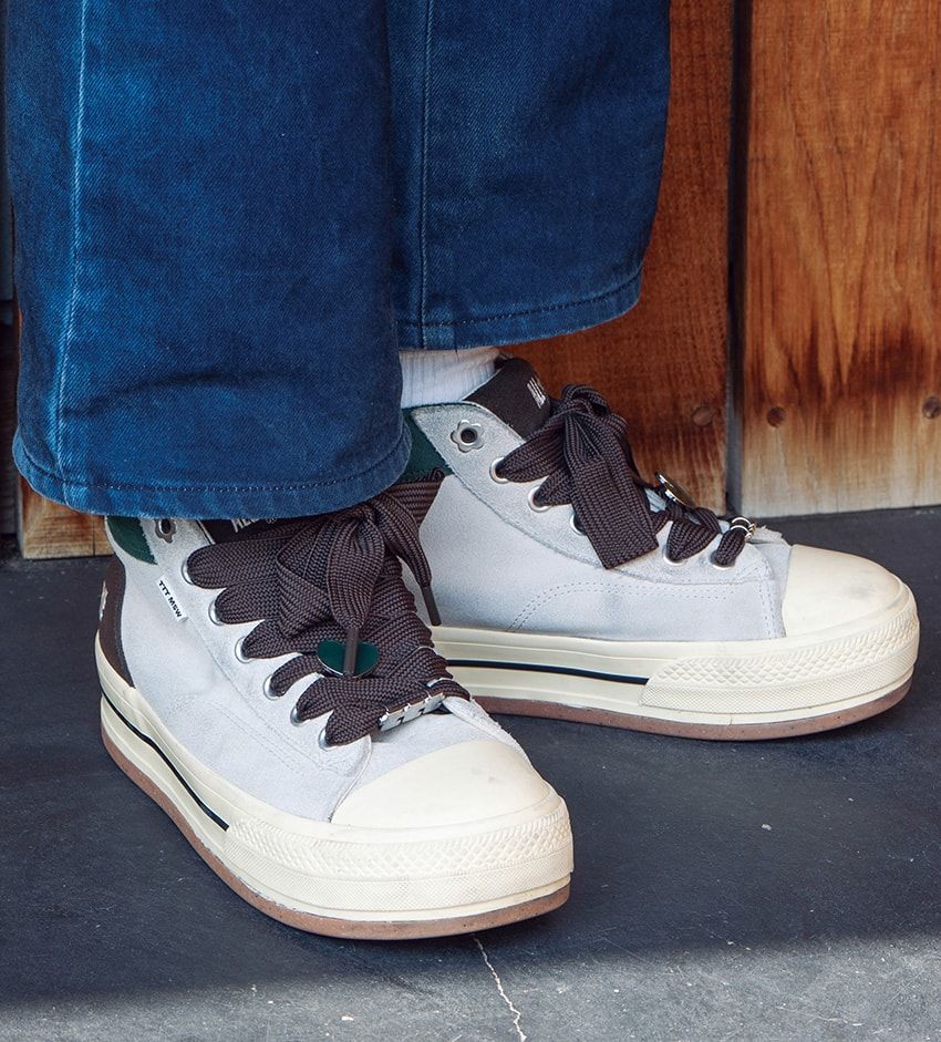 30、40代の“薄色デニム”スタイル8選！街角スナップから探る「サマーデニムの新潮流」 - 11枚目の画像