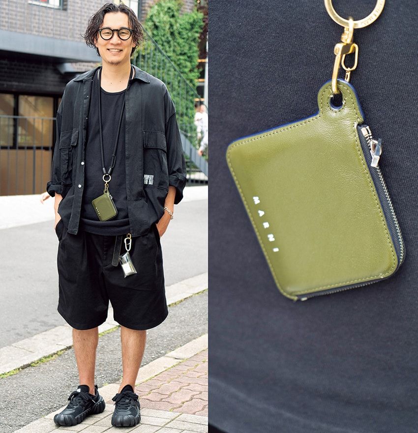 【30、40代】新トレンド台頭！“首かけポーチ”でシンプル夏コーデを格上げした8人の好例 - 2枚目の画像
