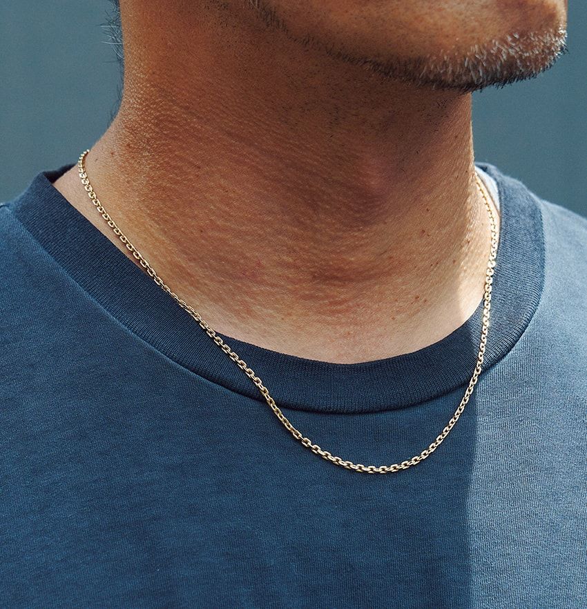 ゴールドネックレスは「細身」が正解！街角の5人が実践した“無造作”でニクい演出 - 10枚目の画像