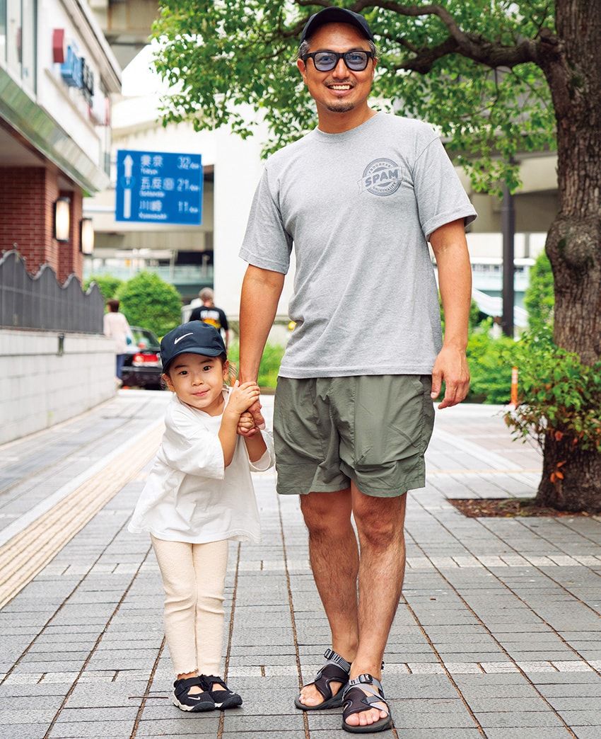 大人キャップの新常識「浅めに被って明るく、軽快に」。街角の14人のコーデに見る最新事情 - 2枚目の画像