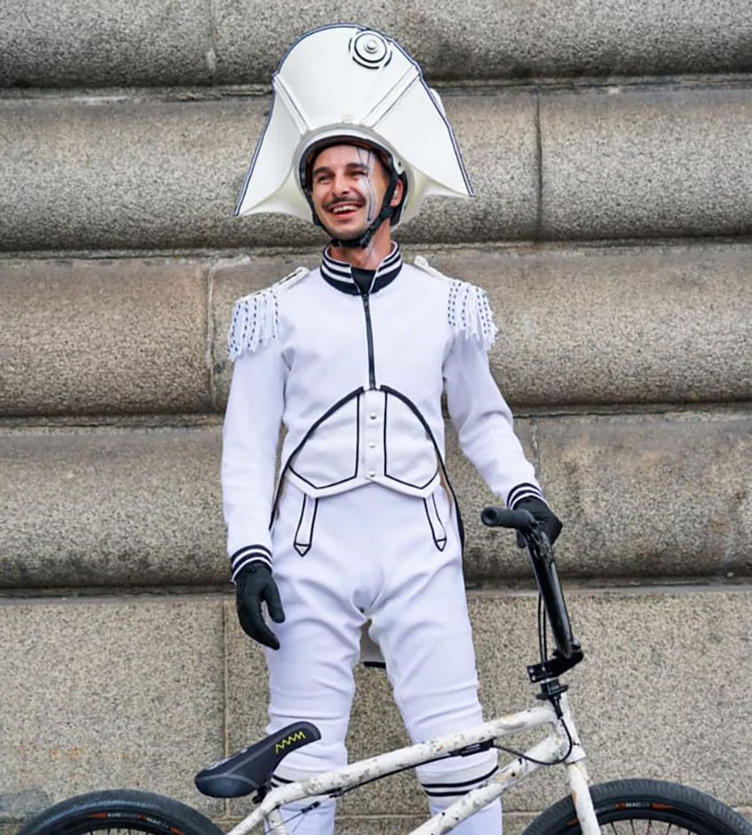 開幕式で披露されたBMXライダーのパフォーマンス。その舞台裏に日本人アーティストあり - 4枚目の画像