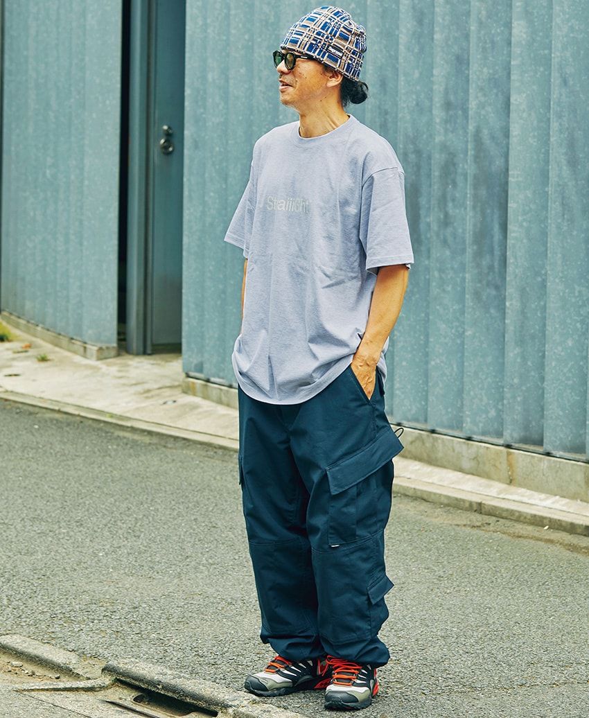 今夏は「太めパンツの裾をギュッと絞る」が大正解！街角の10人の“フト＆シボ”コーデ集 - 5枚目の画像