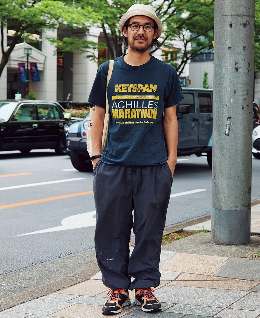 今夏は「太めパンツの裾をギュッと絞る」が大正解！街角の10人の“フト＆シボ”コーデ集 - 10枚目の画像