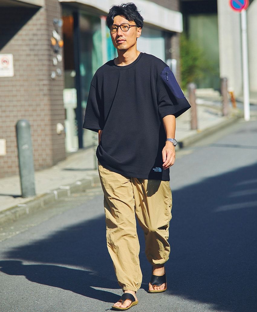 今夏は「太めパンツの裾をギュッと絞る」が大正解！街角の10人の“フト＆シボ”コーデ集 - 11枚目の画像