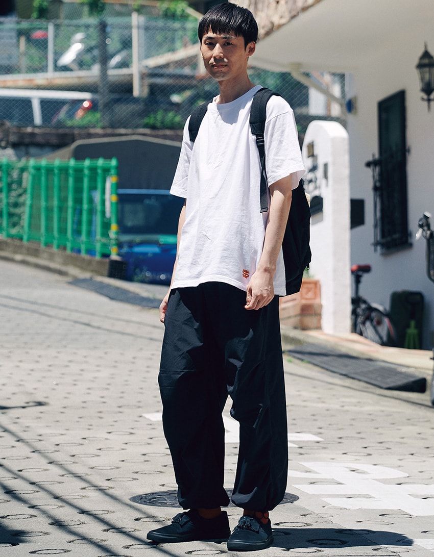 今夏は「太めパンツの裾をギュッと絞る」が大正解！街角の10人の“フト＆シボ”コーデ集 - 12枚目の画像