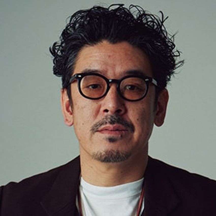 スタイリスト三田真一さんの着流しスーツ術「白Tや靴など、周辺アイテムで“抜け”を演出」 - 2枚目の画像