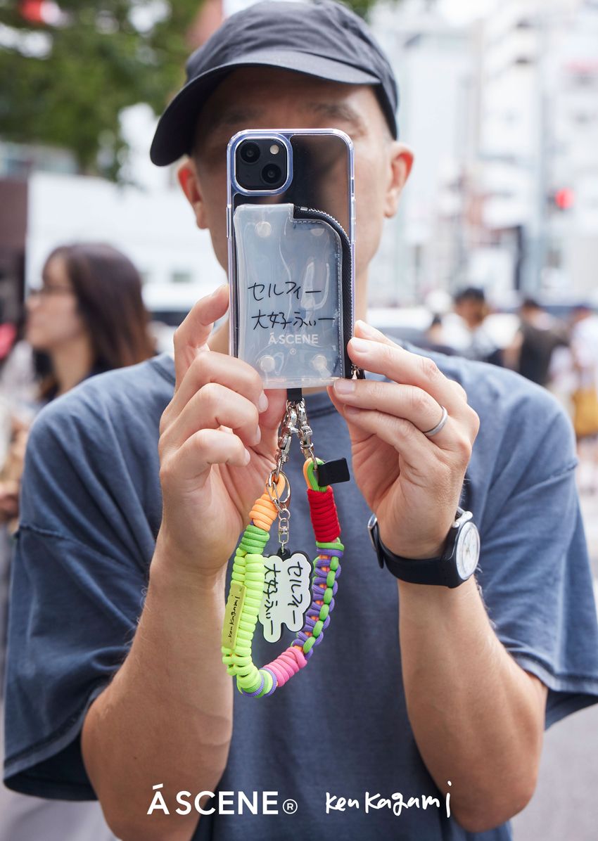 加賀美 健さんの“シャレ”が詰まったスマホケースやストラップが「エーシーン」からリリース！ - 1枚目の画像